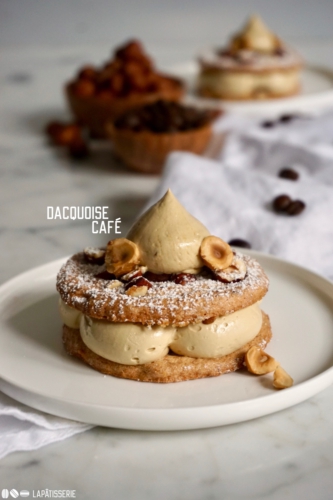 Feine Törtchen mit Haselnussdacquoise und cremiger Kaffeebuttercreme. Perfekt für das nächste Kaffeekränzchen.
