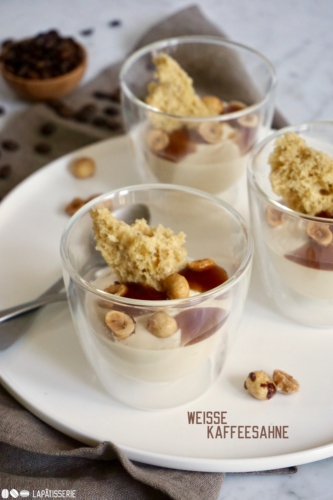 Dessert im Glas mit weißer Kaffeemousse, Kaffeegel und luftigem Haselnusssponge.