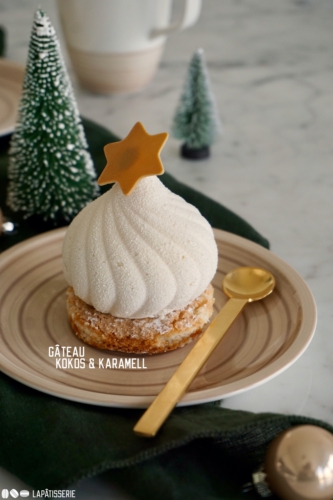 Perfektes Weihnachtsdessert: Feines Törtchen mit luftigen Kokosmousse und cremigen Karamellkern.