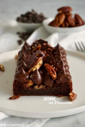 Einfaches Rezept für den saftigsten Brownie mit ganz viel dunkler Schokolade und Pekannüssen.