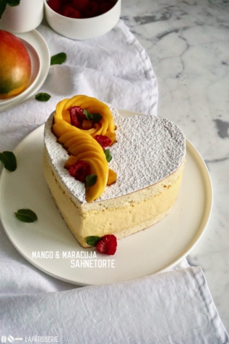 Einfache Torten sind die besten, so wie diese Sahnetorte mit luftiger Mangocreme und Passionsfruchtgelee.