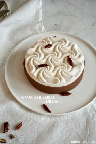 Winterliches Entremet mit Pekannusskaramell, Pekannussmousse, glutenfreien Brownie und Vanillesahne.