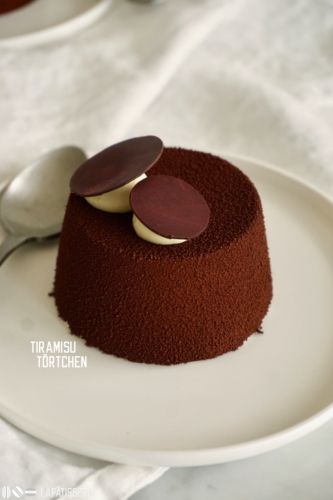Ein Törtchen inspiriert vom Tiramisu mit Kahluagelee, Kaffeecremeux und luftiger Amarettomousse.