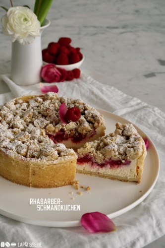 Perfekt für den Start in den Frühling ein Kuchen mit Rhabarber, Schmand und vielen Streuseln.
