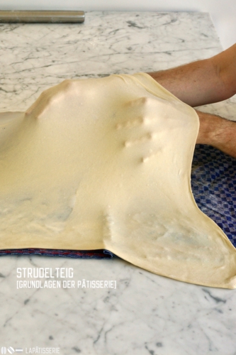 Strudelteig muss nicht unbedingt gekauft werden. Die Herstellung ist ganz einfach. Einzig das Ausziehen erfordert etwas Geschick. Für einen Strudel ist es das wert.