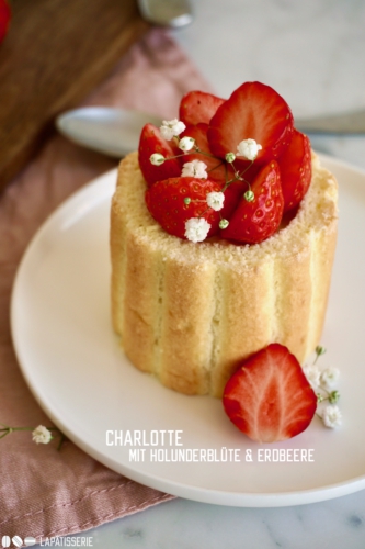 Kleine Charlotten mit luftiger Holunderblütenmousse und fruchtigem Kern aus Erdbeerkompott.