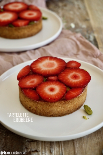 Süße Erdbeertartelettes mit gebackener Mandelcreme, luftiger Vanillecreme und ganz vielen frischen Erdbeeren.