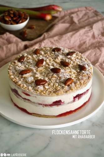 Super cremige Torte mit luftiger Vanillecreme, Rhabarberkompott und Böden aus Brandmasse oder auch Flockensahnetorte.