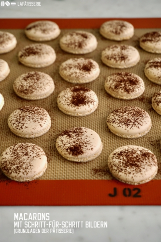 Das Grundrezept für Macarons mit viel Hintergrundwissen und Schritt-für-Schritt Bildern. Damit meistert jeder Macarons.