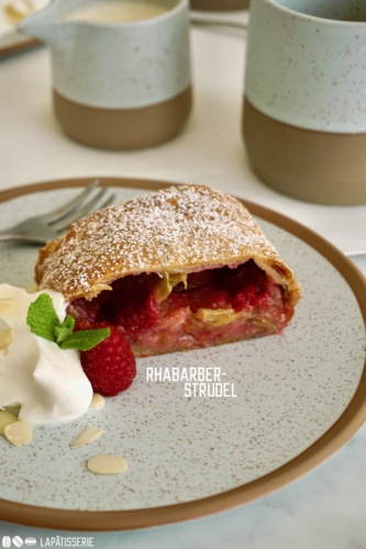 Rhabarberstrudel mit einem Klecks Sahne und Vanillesauce. Comfortfood für das Wochenende.
