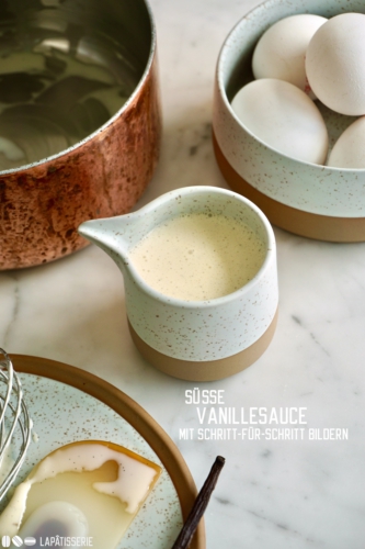 Der süße Saucenklassiker findet Verwendung bei vielen Desserts. Dieses Rezept kommt ohne Stärke aus und wird mit Schritt-für-Schritt Bildern beschrieben.