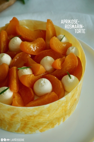 Die ersten Zeichen des Sommers mit unserer Aprikosen-Rosmarin-Torte. Schnell zubereitet und harmonisches Aroma.