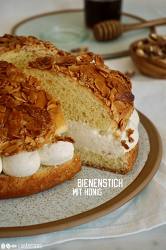 Leckerer Bienenstich mit Vanille-Honig-Creme, feinem Brioche und karamellisierten Mandeln.