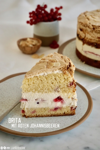 Feine Sandmasse, lockerer Baiser, luftige Vanillecreme und rote Johannisbeeren vereint in einer Brita-Torte.