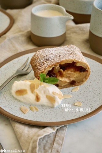Feinster Apfelstrudel mit gerösteten Mandeln, Rumrosinen und einem Klecks geschlagener Sahne - fertig ist der Nachtisch aus der Alpenregion.