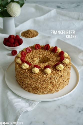 Ein deutscher Tortenklassiker: Frankfurter Kranz. In meinem Rezept mit frischen Himbeeren, französischer Buttercreme und Wiener Boden.