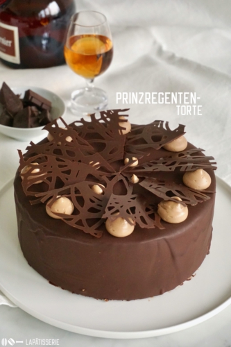 Die Prinzregententorte ist ein bayrischer Tortenklassiker mit 7 Biskuitböden, Schokoladenbuttercreme und Schokoladenüberzug.