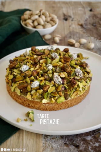 Feine Tarte mit gebackener Pistaziencreme, luftiger Pistazienmus und Pistazienkaramell. Noch dazu mit gerösteten Pistazien garniert.