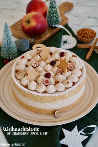 Feine Weihnachtstorte mit luftiger Lebkuchencreme, weichem Wiener Boden und fruchtig-säuerlichem Apfel-Cranberry-Kompott. Auch perfekt als Dessert an Weihnachten.
