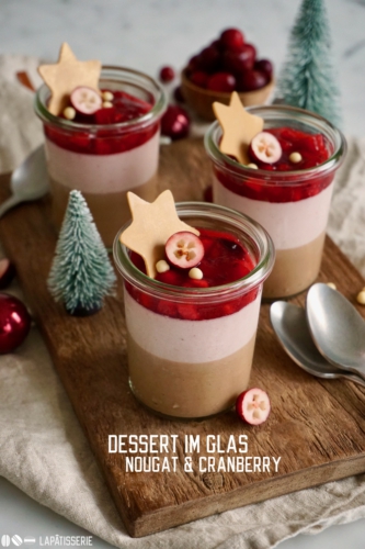 Weihnachtliches Dessert mit luftiger Cranberrymousse, Nougatmousse und fruchtigem Cranberry-Apfel-Kompott