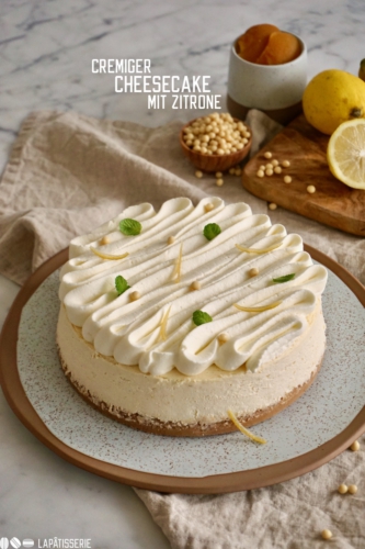 Cremiger Cheesecake mit Boden aus Butterkeks, cremiger Käsemasse, luftiger Creme fraîche und ganz viel Zitrone