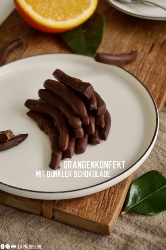 Aromatische, weiche Orangenschale umhüllt von dunkler Schokolade - perfekt als Geschenk oder Kleinigkeit zum Kaffee.