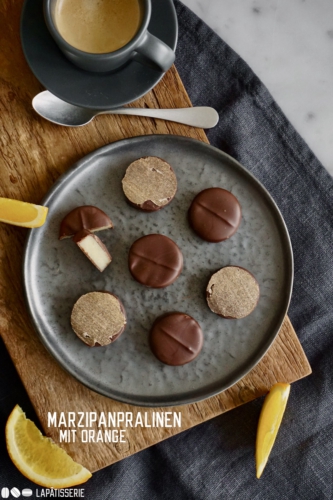Feinste Marzipanpralinen mit Orange umhüllt von dunkler Schokolade - Perfekt zum Naschen, als Geschenk oder Mitbringsel.