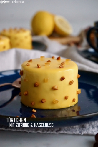 Das beste Zitronentörtchen mit luftiger Zitronenmousse und einem Kern aus Haselnusskaramell, Knusper und Biskuit