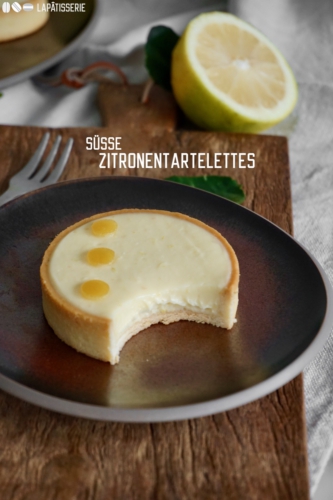 Einfache Zitronentartelettes, die ganz schnell zubereitet sind und super lecker sind. Gefüllt mit einer sauren Zitronencreme.