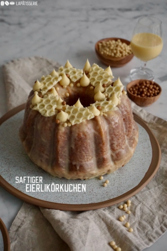 Eierlikörkuchen geht einfach immer. Super einfach und schnell zu backen. Überzogen mit einer Ganache aus Eierlikör und weißer Schokolade.